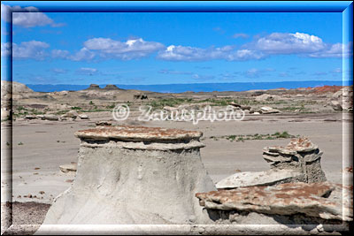 Über flachen Hoodoo geht der Blick in die Ferne