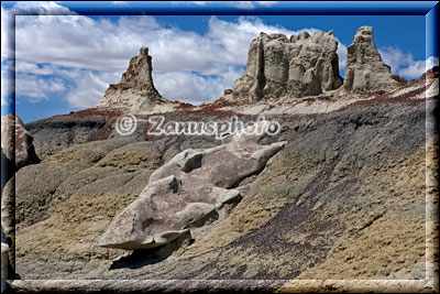 Felssäulen und Hoodoo auf einem Plateau