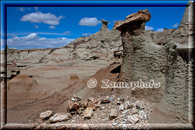 Am Hoodoo im Vordergrund geht der Blick vorbei in die Landschaft