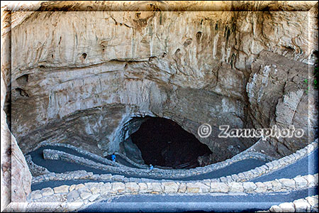 Carlsbad Caverns, in Serpentinen fĂĽhrt der Weg direkt nach unten zum Eingang der Carlsbad Caverns