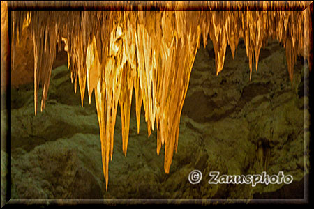 Carlsbad Caverns, wie Eiszapfen hängen die Stalagtitten zum Boden herab.