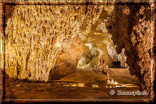 Carlsbad Caverns, geheimnisvoll ist die Ansicht im Big Room durch verschlungene Höhlen