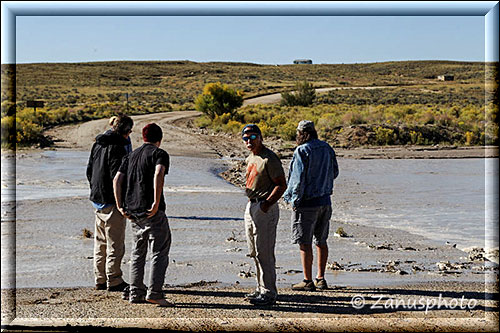 Road wird von einem Creek überflutet