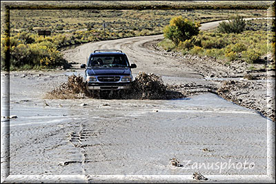 Jeep fährt durch überfluteten Abschnitt der Road
