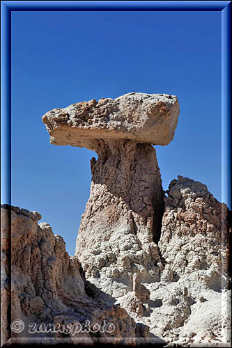Einsammer Hoodoo steht als Felsspitze am Bildrand des DE-NA-ZIN