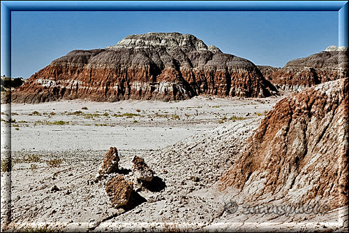 Farbige und strukturierte Felswand über eine helle Schotterfläche in DE-NA-ZIN Area gesehen