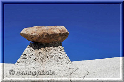 Mini Hoodoo der allein in weissem Lehm steht