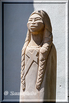 Indian Madonna als Statue hinter der Kirche