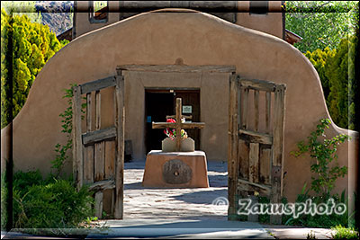 Eingangstor aus Holz zur Kirche von Chimayo