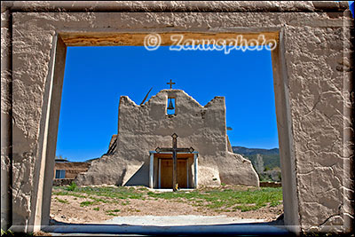 Blick durchs Tor auf die Church von Picuris