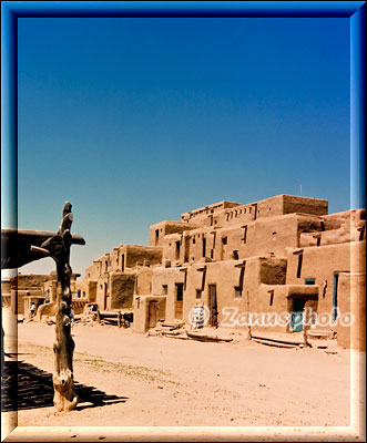 Ansicht des in der Mittagssonne liegenden Pueblo in Taos