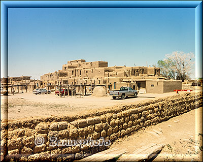 Ansicht des über 1000 Jahre alten Taos Pueblo