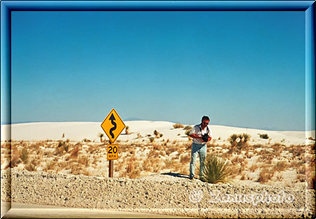 Fotograf auf Motivsuche in der weissen Wüste