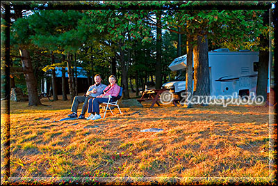 Wir Camper sitzen auf unserer Campsite