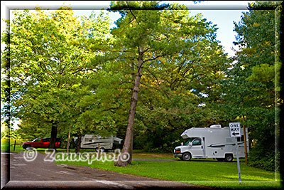 Camper steht auf einer Highbanks Campsite
