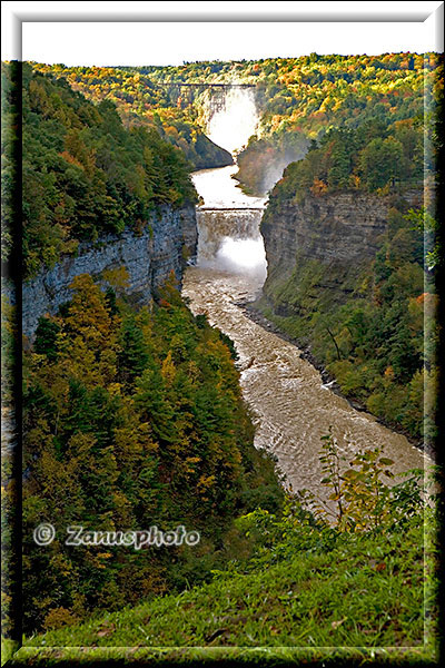 Ansicht des Letchworth Canyons mit Falls