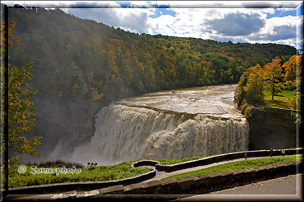 Die Middle Falls rauschen gewaltig ĂŒber die Felsstufe