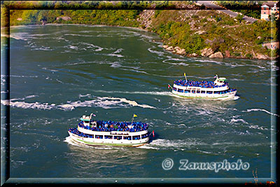 Maid of the Mist mit Touristen im River