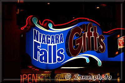 NĂ€chtliche Strassenscene in der Town of Niagara