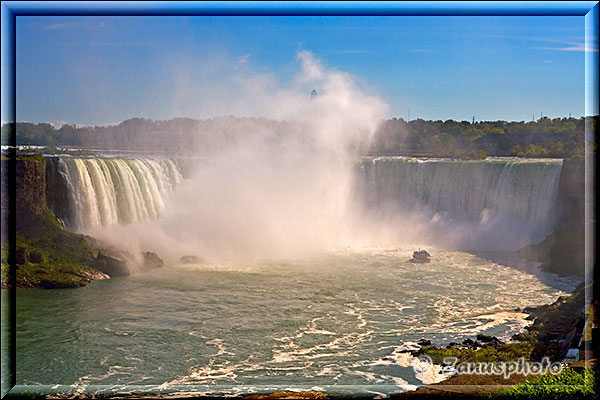 Tourboot nahe am Horseshoe Fall