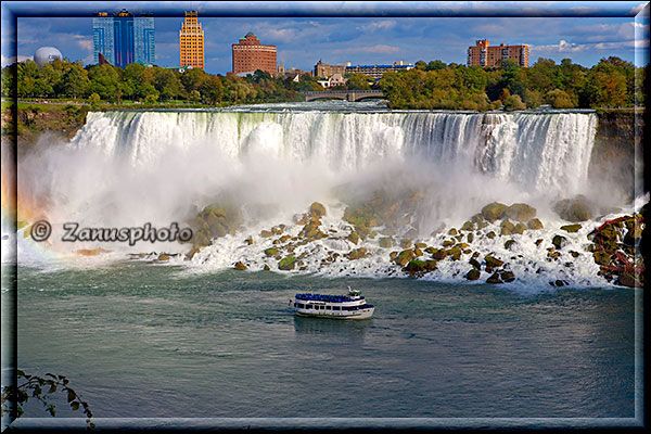 Maid of the Mist kreuzt vor den American Falls