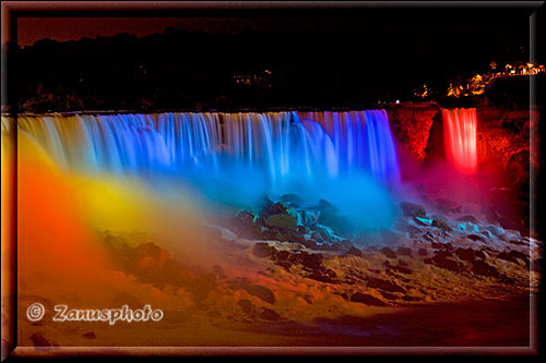 American Falls zeigen sich im wechseldem Licht der Strahler