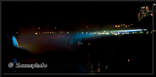 Nächtliche Ansicht des illuminierten Horseshoe Falls