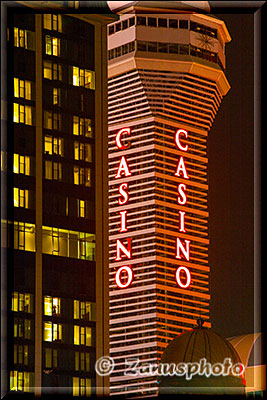 Nachts ist der Casinoturm schön beleuchtet