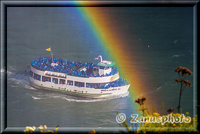 Regenbogen ĂŒber dem Tourboot