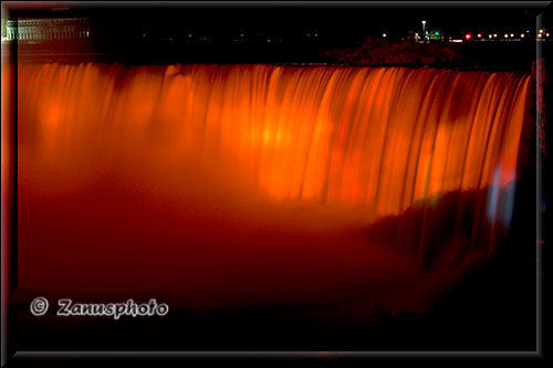 Farbige Lichtkegel auf dem Horseshoe Fall