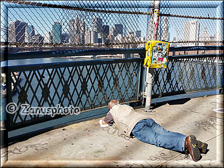 New York City - Brooklyn, der Fotograf liegt auf der Manhattan Bridge