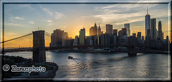 New York City - Brooklyn, Sunset über Manhattan nahe dem Abend