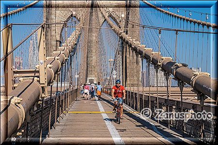 New York City - Brooklyn, Radfahrer und Fussgänger teilen sich den Path über die Bridge