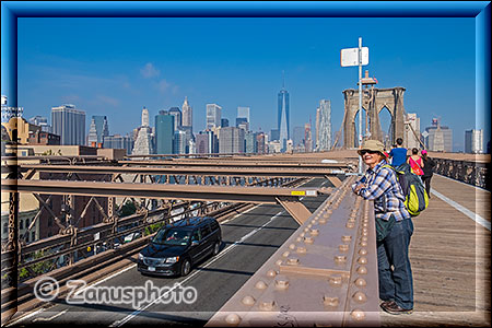 New York City - Brooklyn, eine Frau schaut auf die Fahrbahn der Brooklyn Bridge