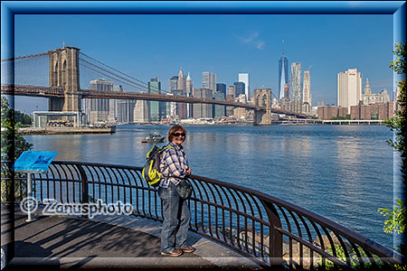 New York City - Brooklyn, eine Frau steht am Ufer des Hudson River mit Skyline Blick nach Manhattan