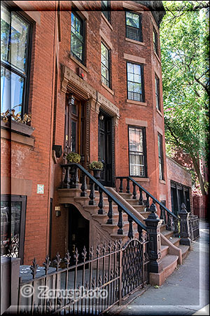 New York City - Brooklyn, Steinhäuser mit schöner Treppe an alten Steinhäusern