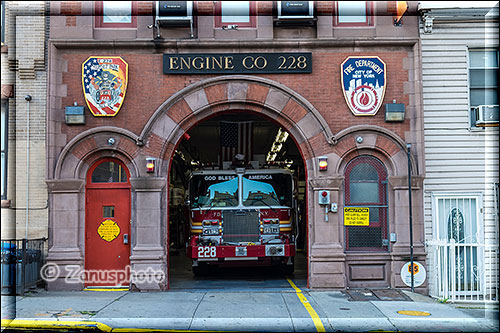 New York City - Brooklyn, geöffnetes Tor an einer Feuerwache