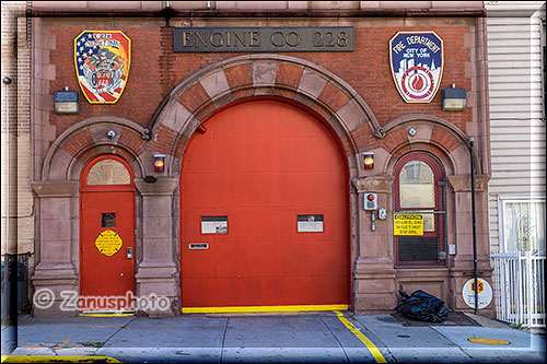New York City - Brooklyn, Tor an einer Feuerwache in Brooklyn