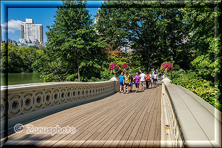 New York City - Central Park - Besucherandrang an der Bow Bridge