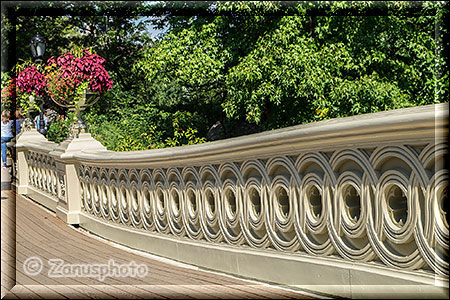 New York City - Central Park - Seitenwand der Bow Bridge mit Ornamenten