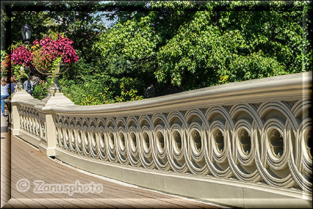 Seitenwand der Bow Bridge mit Ornamenten