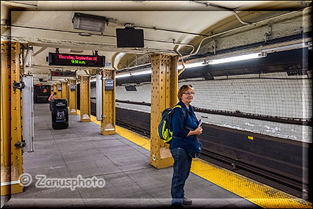 New York City - Coney Island - meine Frau in der Coney Island–Stillwell Avenue Subway Station