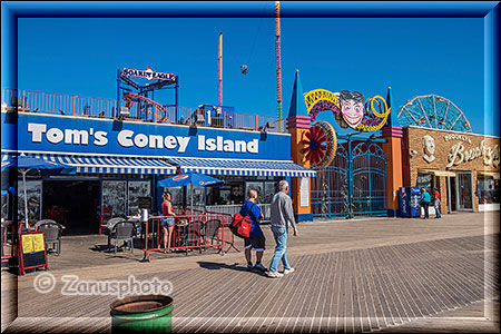 New York City - Coney Island - wenige Besucher im Vergnügungspark unterwegs