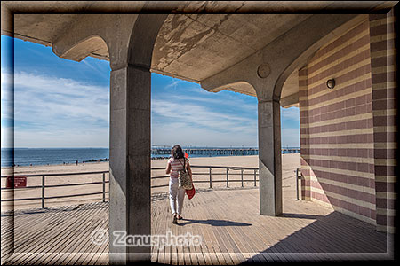 New York City - Coney Island - der Strand zeigt sich ohne Badegäste