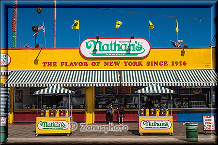 New York City - Coney Island - Food Store von Nathans Wurstbraterei