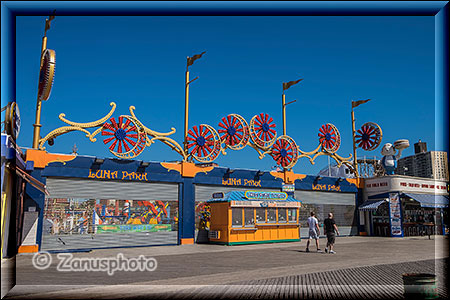 New York City - Coney Island - Fahrgeschäft ist aber geschlossen