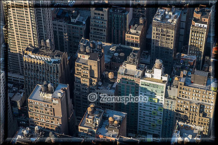 New York City - Empire State Building, auf vielen HochhÀusern sind die hölzernen WasserbehÀlter zu sehen