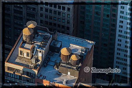 New York City - Empire State Building, die HolzbehÀlter dienen dazu den Wasserdruck in den HÀusern bis ins oberste Geschoss aufrecht zu erhalten