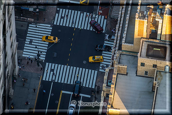 381 Meter unter dem Fotografen eine Strassenkreuzung