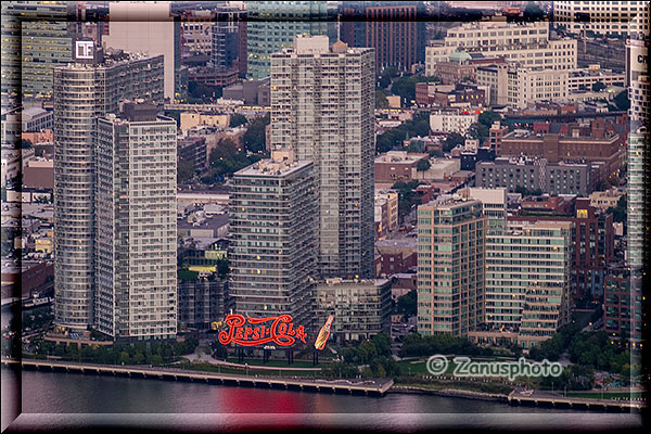 Werbeschrift am East River Ufer in Queens